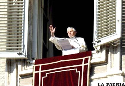 El Papa Benedicto XVI, durante el rezo del Ángelus dominical desde la plaza de San Pedro del Vaticano
