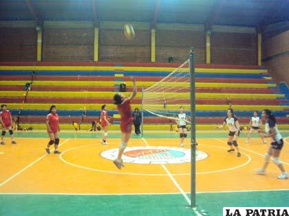 Del compromiso entre los representativos de SIB y Arquitectura, en la disciplina de voleibol 