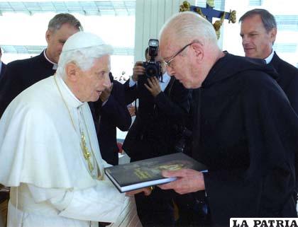 Rector de la UCB entrega el libro a Benedicto XVI (noticiasfides.com)