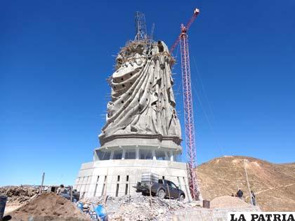 Se anuncia que al pie del monumento de la Virgen del Socavón llegaría el teleférico