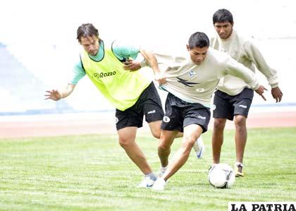 Bonafina y Torrico disputan el balón en el entrenamiento de ayer