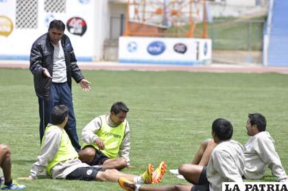 Marcos Ferrufino realiza algunas explicaciones técnicas a sus dirigidos 