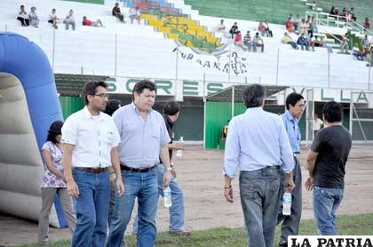 Roger Bello y Felipe Rodríguez inspeccionan el estadio de Villa Montes (foto: APG)