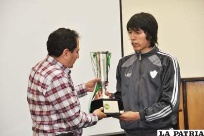 Mauricio Vidal entrega el trofeo a Ramiro Aliendre 