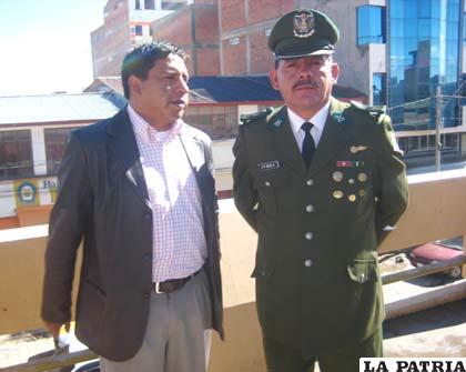 El uniformado, Juan Pedro Siles (derecha) es el nuevo jefe de la Unidad de Defensa al Consumidor