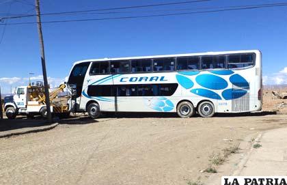 El ómnibus tuvo que ser remolcado a Oruro