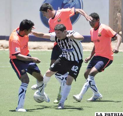 Una acción del partido que jugaron Frontanilla con Oruro Royal 