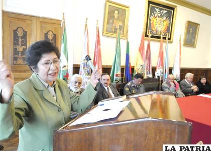 La investigadora Elvira Cárdenas y el director de la Academia Boliviana de Historia Militar, general Edwin de la Fuente