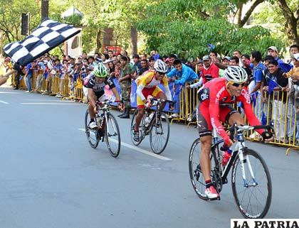 Ortiz cruza primero la meta ayer en Cochabamba (foto: APG)