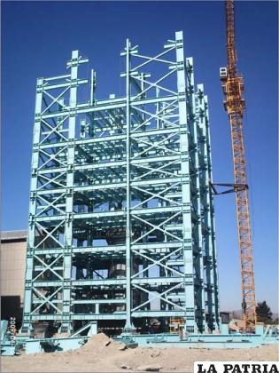 Estructura del horno Ausmelt, que procesará 18.000 toneladas métricas finas de mineral