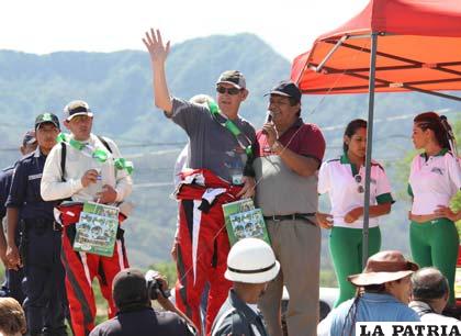 Gustavo de Rada ovacionado por la gente en Yacuiba (foto: APG)