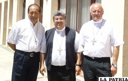 Monseñor Oscar Aparicio (c) monseñor Ricardo Centellas, y monseñor Eugenio Scarpellini (ANF)