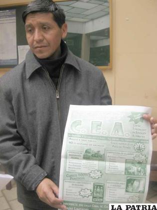 Decano de la Facultad Técnica, Francisco Lazarte, muestra afiche donde usan el logo de esa unidad académica, sin permiso.