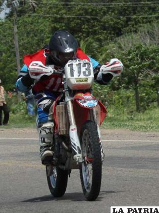 Jhonatan Herbozo marcha primero en motos (foto: APG)