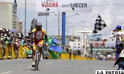 Juan Cotumba cruza primero la meta en El Alto (foto: APG)