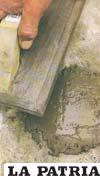 PASO 6
Afinar con la llana de madera previamente mojada para que la mezcla quede al ras de piso, pared o techo
