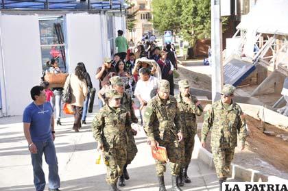 El público en exteriores encabezados por uniformados del SAR