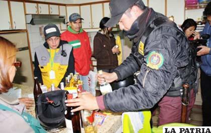 Bebidas que fueron confiscadas y los supuestos menores de edad siendo trasladados a oficinas de la Defensoría de la Niñez y Adolescencia