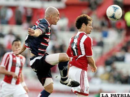 Rodrigo Mora, de River Plate, trata de dominar el balón