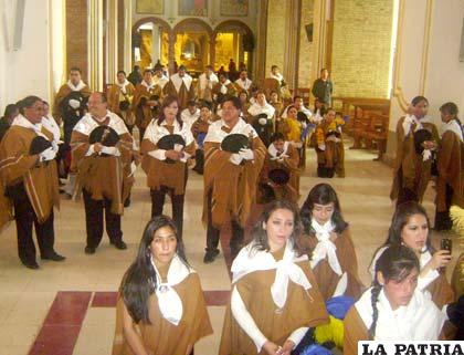 Danzantes llegaron a los pies de la Virgen del Socavón para comprometerse con su fe durante el Carnaval 2013 