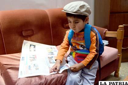 El niño Rubén Díaz lee la separata de Expoteco