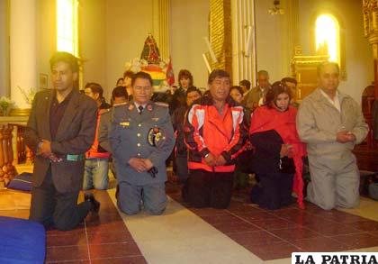 Las autoridades de Oruro mostraron unidad y devoción en el altar de la Virgen del Socavón