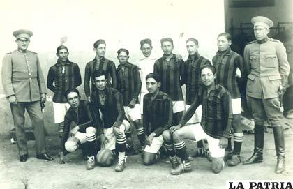 El equipo de fútbol del Regimiento Camacho en 1937 