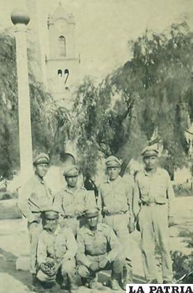 Conscriptos que hacen barra por su equipo en 1957