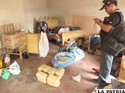Al fondo uno de los aprehendidos y la droga