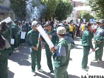 Jóvenes del “Jorge Oblitas” se las ingeniaron para demostrar los daños que causa el cigarrillo