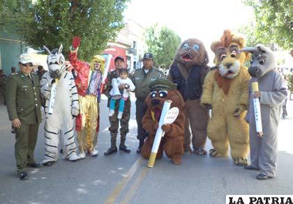 Personal de la Felcn junto a Paquito que también participó de la marcha