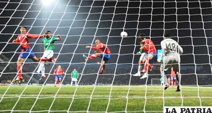 Una acción del partido que jugaron por Copa América donde venció Costa Rica 2-0 (foto: foxsportsla.com)