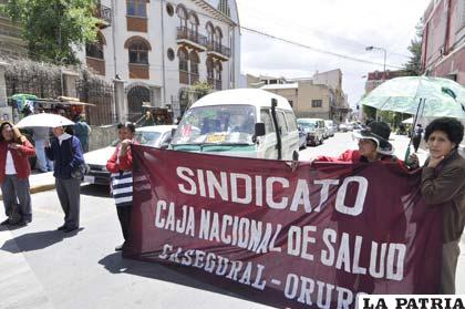 Trabajadores de la CNS bloqueando el centro histórico de Oruro
