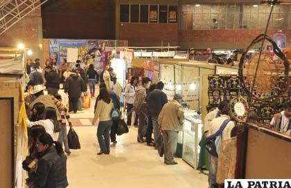 El público en los pasillos de Expoteco 2012