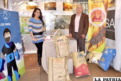 El presidente Saúl Cabrera junto a la modelo del stand de Cihor