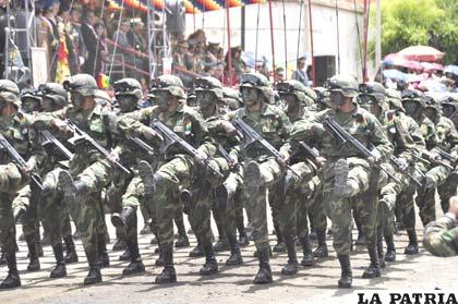 Miles de militares celebraron el aniversario 202 del Ejército 