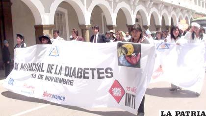 Cientos de ciudadanos marcharon en el Día Mundial de la Diabetes