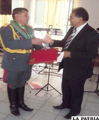 Gobernador, Santos Tito entrega plaqueta a comandante del Ejército, Gustavo Sandoval