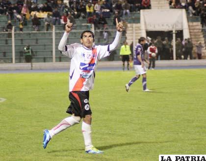 Gastón Mealla celebra el gol que conquistó (foto: AFKA)