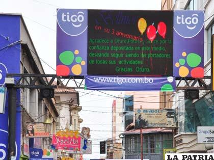 La pantalla gigante que está en la calle Bolívar es una muestra del servicio ofrecido por Bellmor