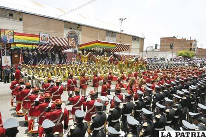 La banda de los Colorados de Bolivia marca el paso del Regimiento del mismo 
nombre