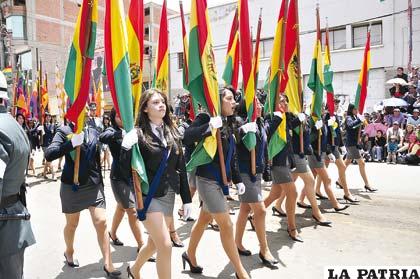 Alumnas de la EMI ingresaron portando la Bandera Tricolor y la Whipala