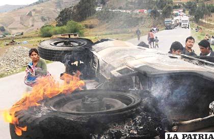 La camioneta policial quemada producto de los incidentes violentos en plena carretera