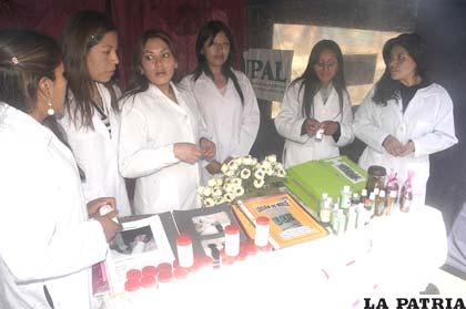 Estudiantes de la UPAL ayer en la feria de salud