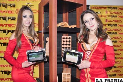 Grace Terán y Gabriela Saavedra, engalanan el stand de Incerpaz