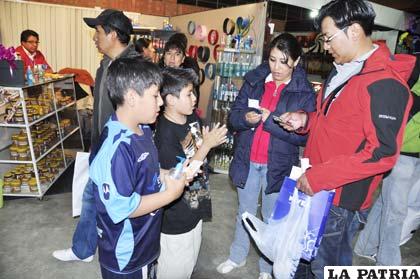 Los niños promotores son la atracción en su stand