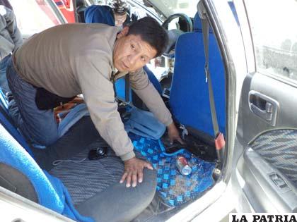Un investigador muestra uno de los indicios