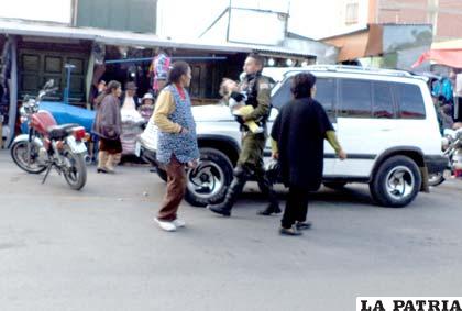 El bebé es trasladado por un policía