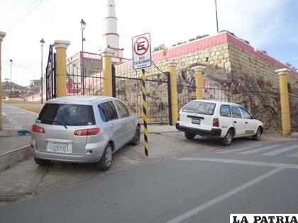 Ambos conductores estacionaron sus motorizados en lugar indebido