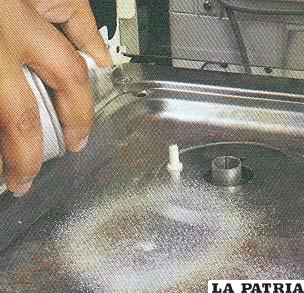 PASO 2
Aplicar el aerosol o líquido desengrasante. Dejarlo actuar un par de minutos